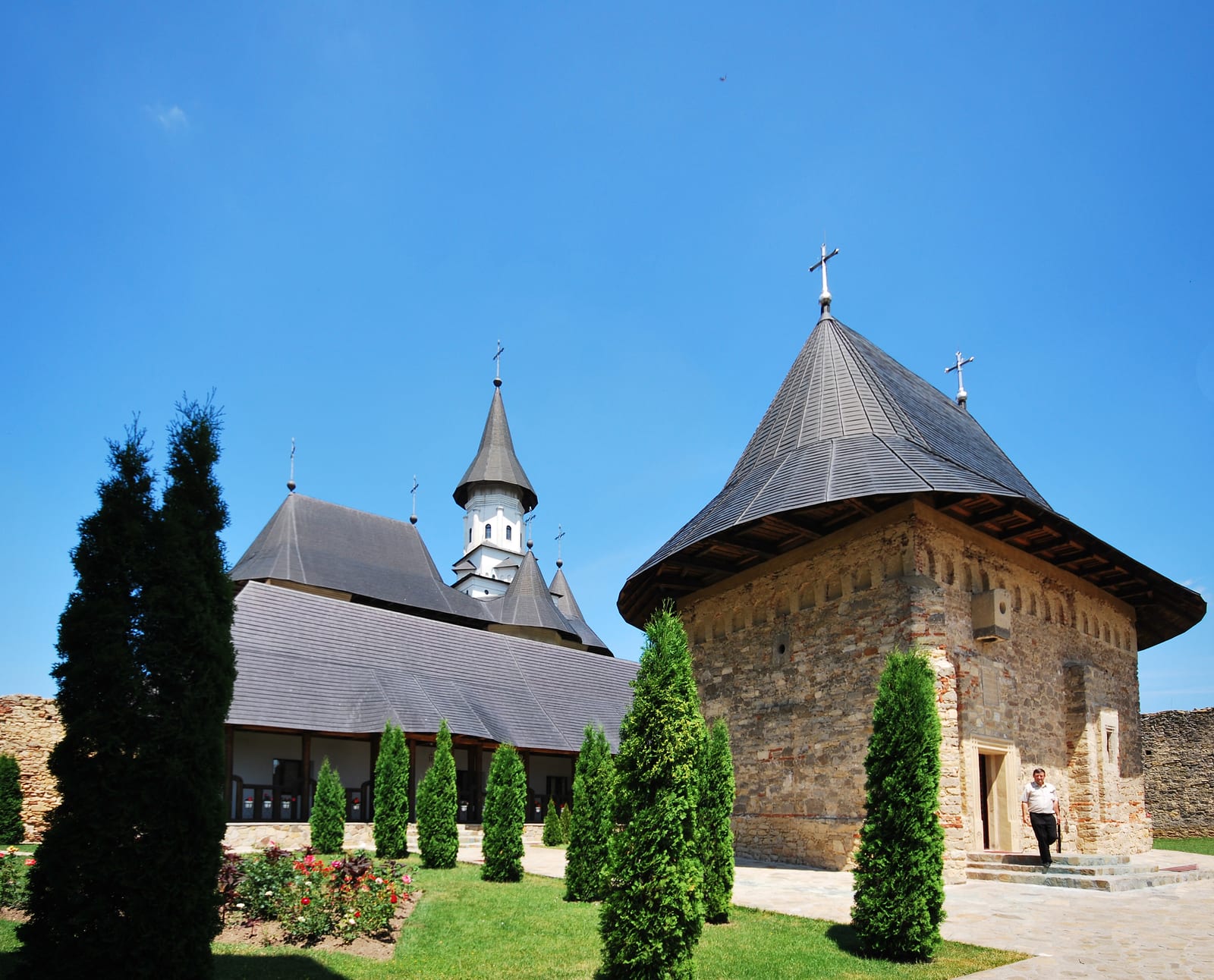 Biserica de piatră a Mănăstirii Hadâmbu, ctitorită în 1659, cu acoperiș de șiță și zid de incintă