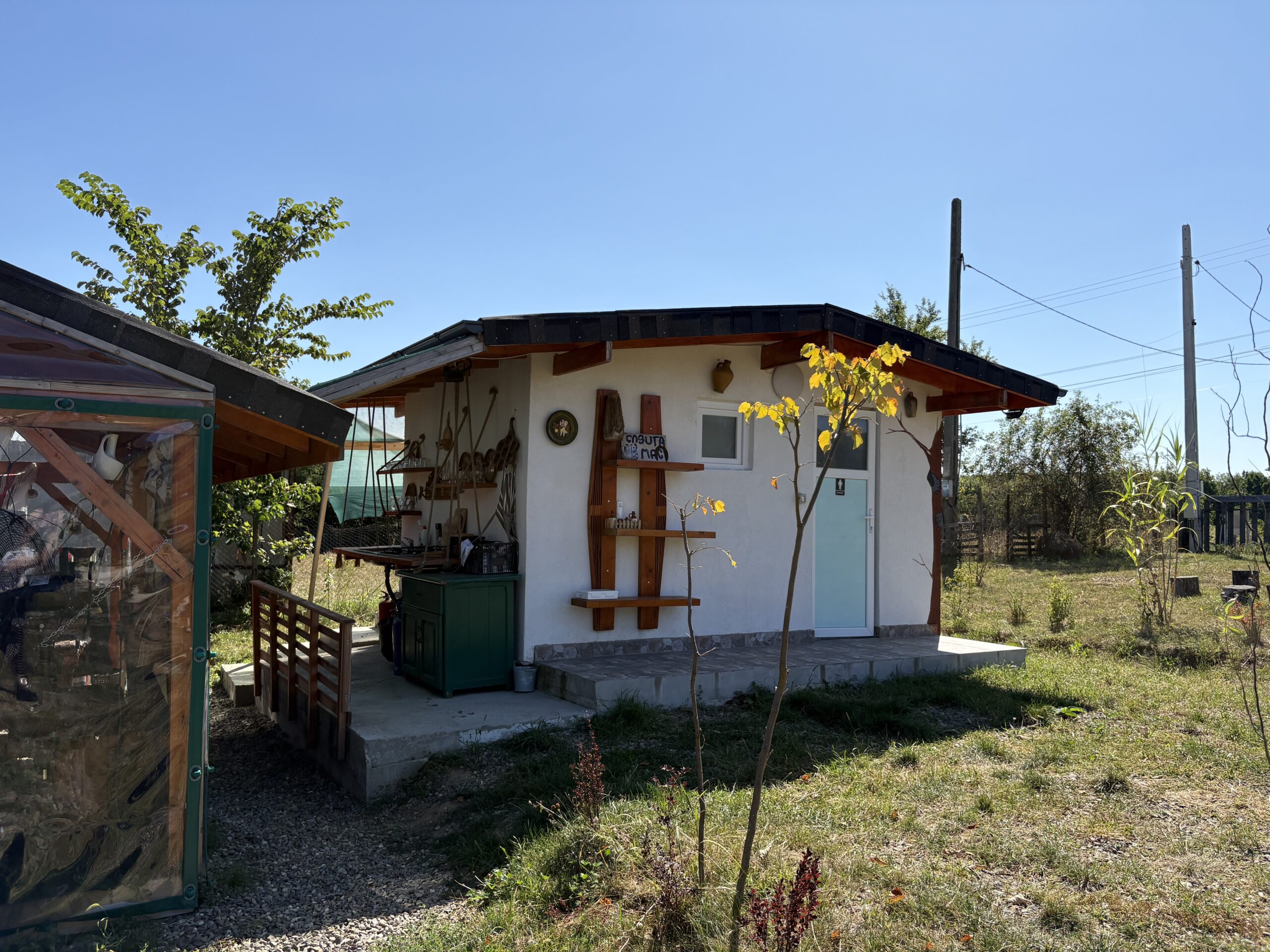 Curtea interioară cu fântână cu cumpănă și banca de lemn